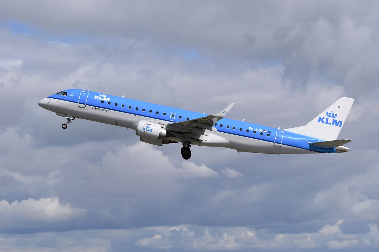 KLM_Cityhopper_Embraer_190_departs_Bristol_Airport_23August2014_arp